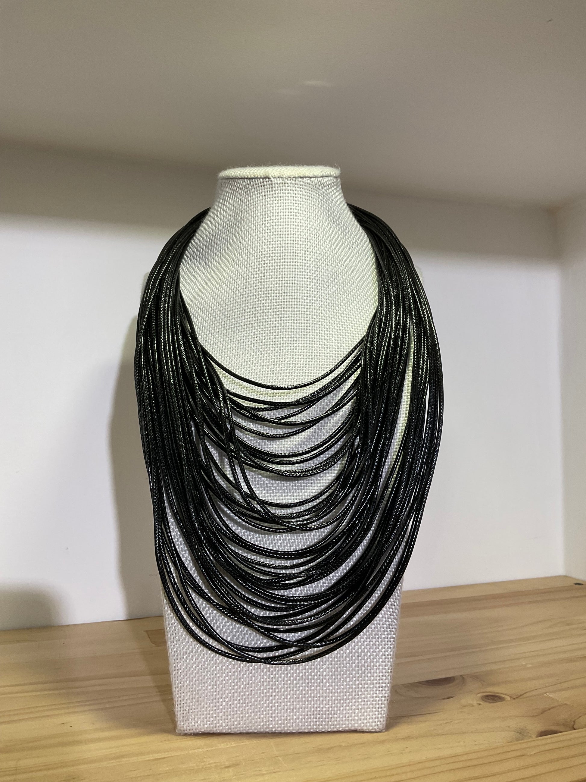 Collar Noir MELA - MB480